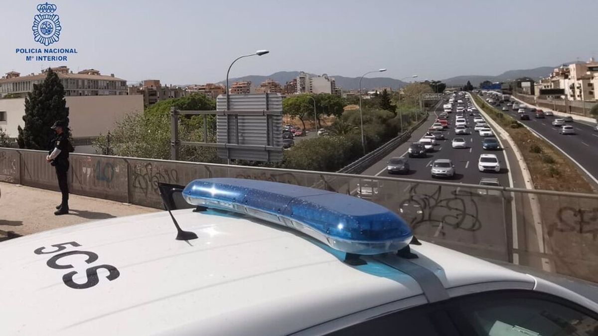Un policía fuera de servicio salva a una mujer a punto de caer del balcón de un hotel en Palma Un policía fuera de servicio salva a una mujer a punto de caer del balcón de un hotel en Palma