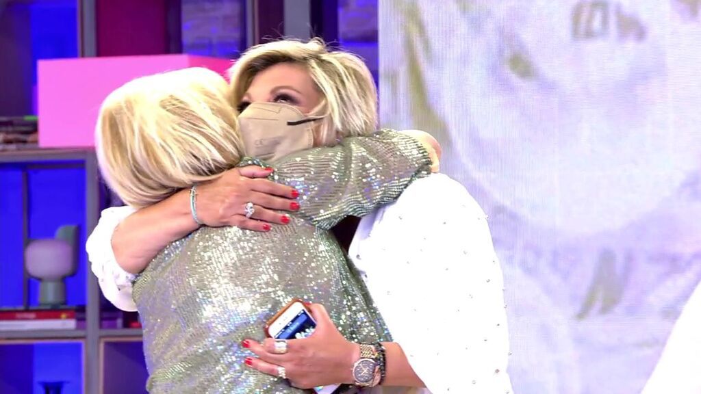 El abrazo de Terelu Campos y Carmen Borrego