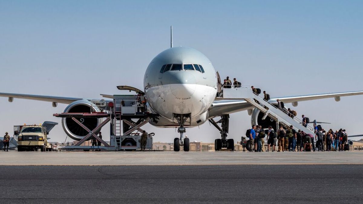 Una mujer afgana da a luz a una niña bordo de un avión de evacuación de Estados Unidos