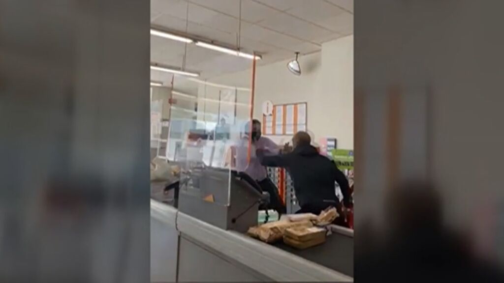 Trabajadores y clientes de un supermercado de Valencia rodean a un ladrón y evitan un atraco