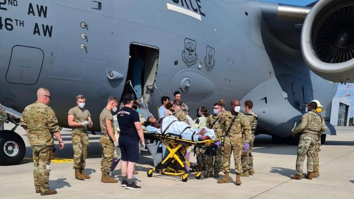 Una mujer afgana da a luz a bordo de un avión de evacuación de Estados Unidos Una mujer afgana da a luz a bordo de un avión de evacuación de Estados Unidos
