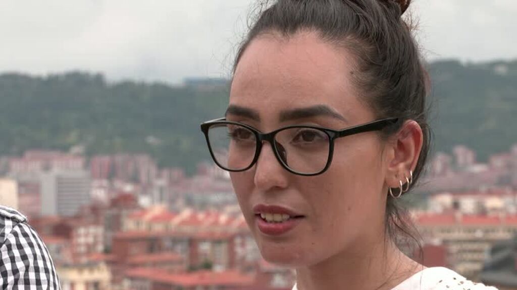 Nilofar Bayat da su primer paseo por Bilbao: "Amo esta ciudad y a este país"