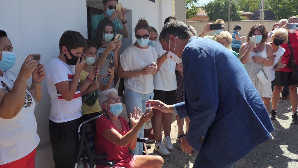 Sánchez 'cae rendido a los pies' de Paquita en su visita a Ávila para firmarle la escayola