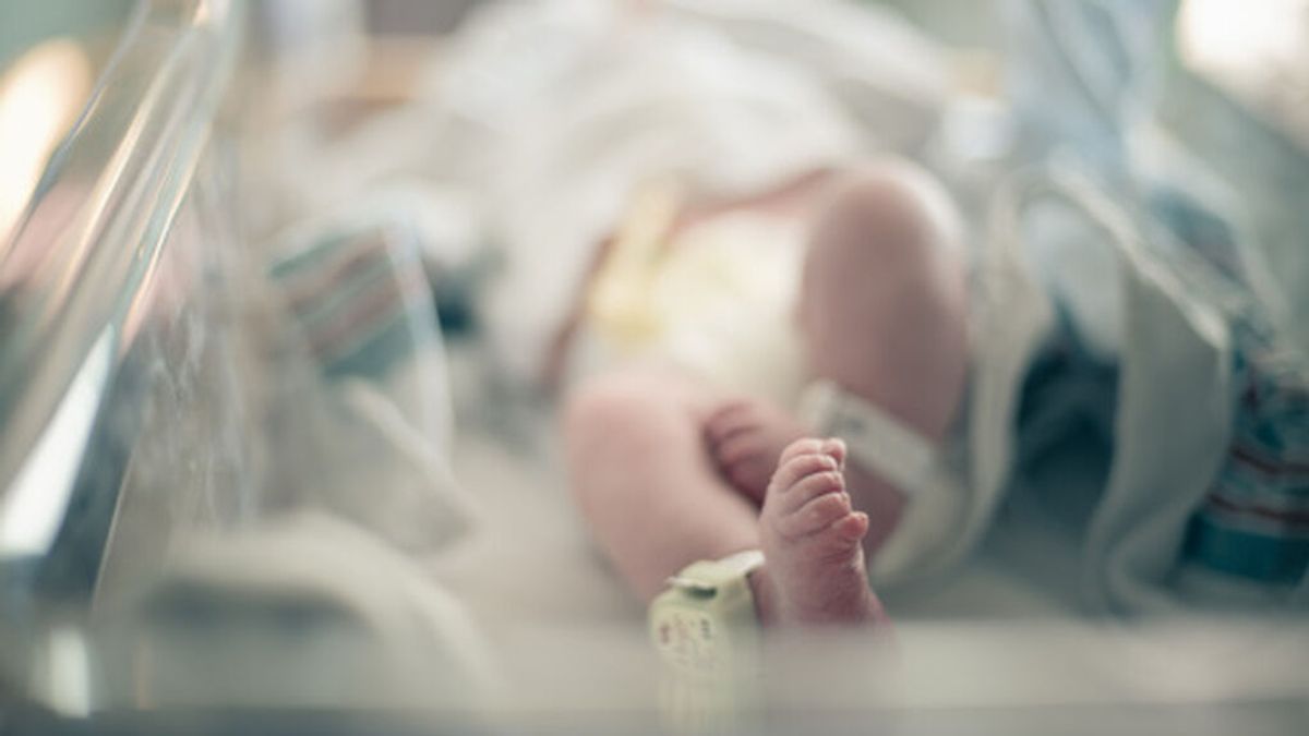 Una mujer tira por la ventana al bebé recién nacido de su compañera de habitación de hospital