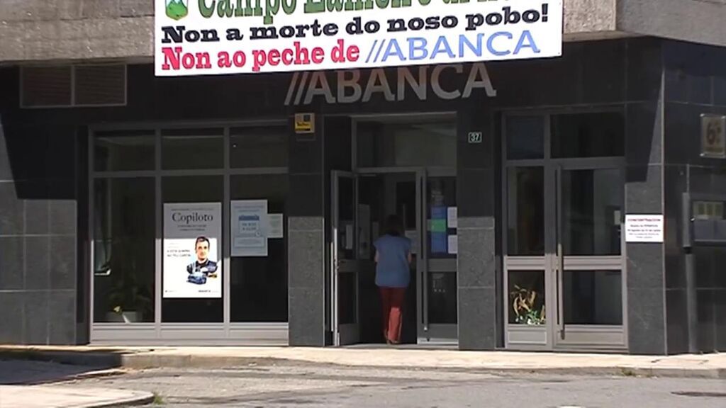 El cierre de sucursales bancarias en pequeños municipios de Galicia moviliza a los vecinos