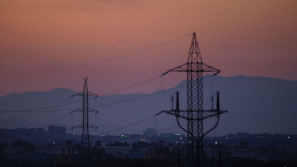 El precio de luz vuelve a bajar este lunes pero será un 9,9% más alto que hace una semana El precio de luz vuelve a bajar este lunes pero será un 9,9% más alto que hace una semana