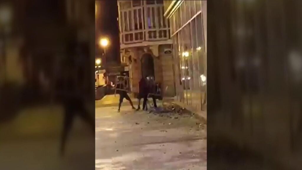 Diez detenidos en San Sebastián por arrojar objetos a la Ertzaintza, romper escaparates y cruzar y quemar contenedores