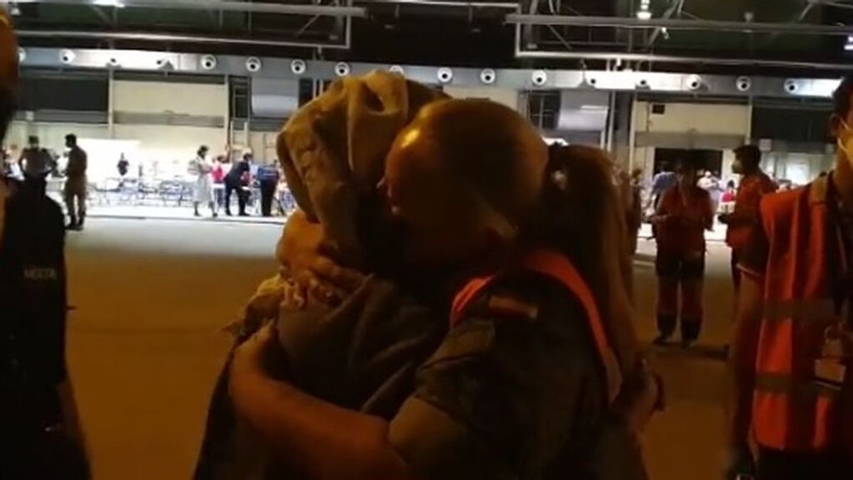 El emotivo abrazo de una militar española y una mujer afgana recién llegada a Torrejón de Ardoz
