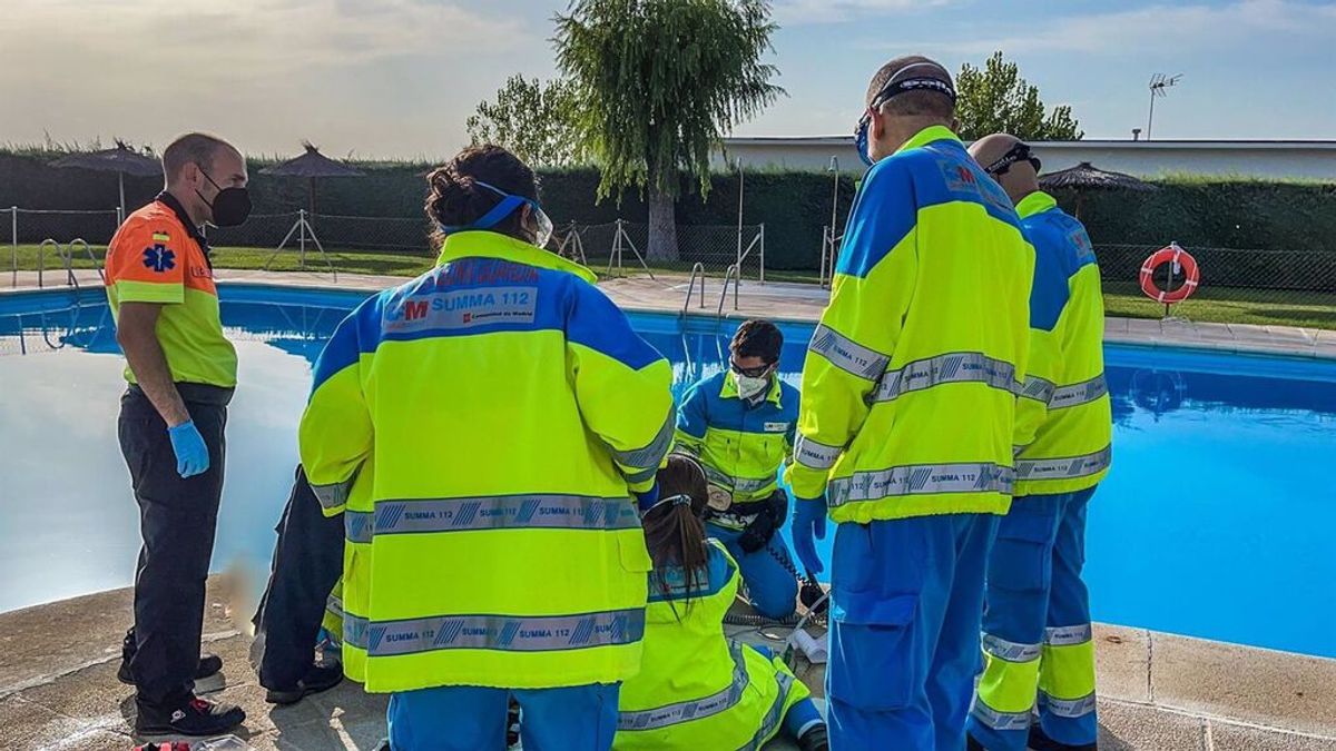 El SUMMA112 salva la vida a una mujer de 70 años que apareció sumergida en una piscina de Boadilla en Madrid El SUMMA112 salva la vida a una mujer de 70 años que apareció sumergida en una piscina de Boadilla en Madrid