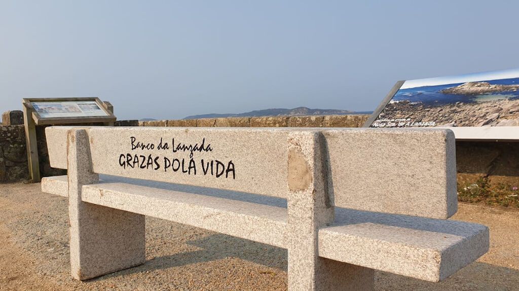 “Gracias por la vida”: El banco que Manuel colocó frente al mar que casi lo engulle