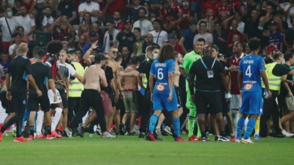 Ultras entrando en el césped del Niza