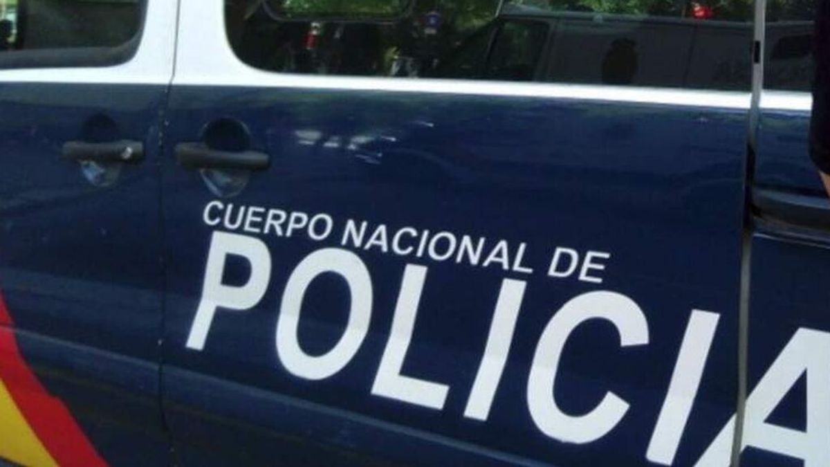 Un hombre viola la orden de alejamiento, huye de la policía y se rompe la cadera al saltar al río Manzanares