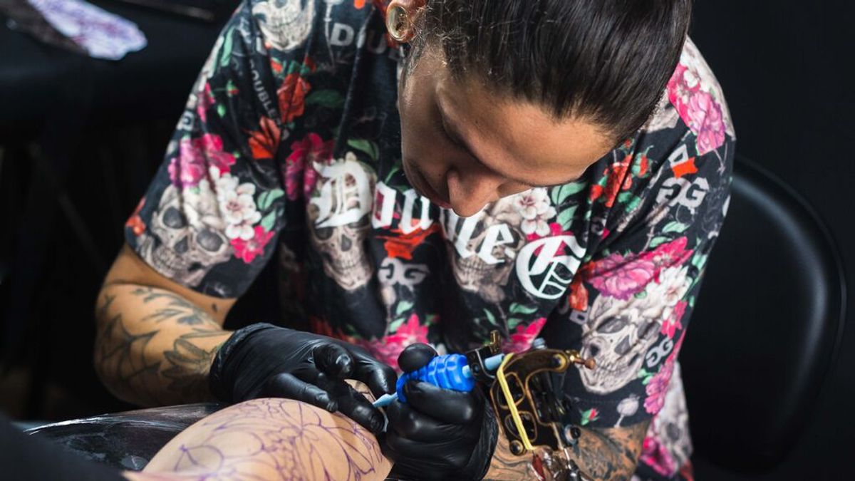 Tatuarse el pasaporte covid, la idea de un joven italiano para entrar rápidamente al McDonald's Tatuarse el pasaporte covid, la idea de un joven italiano para entrar rápidamente al McDonald's