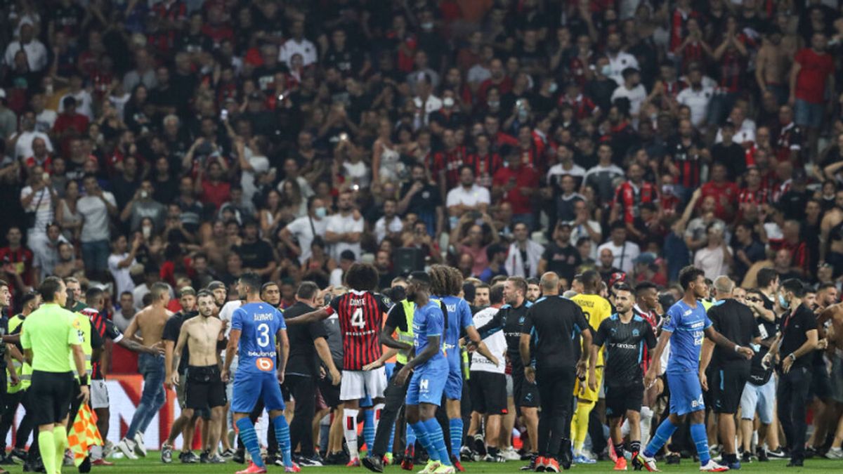 Ultras del Niza saltan al campo para agredir a los jugadores del Olympique de Marsella en la Ligue 1 de Francia