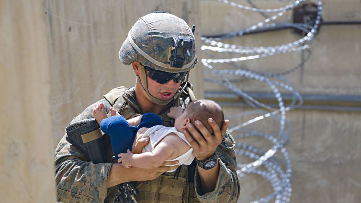 EuropaPress_3895824_handout_21_august_2021_afghanistan_kabul_us_marine_soldier_carries_young EuropaPress_3895824_handout_21_august_2021_afghanistan_kabul_us_marine_soldier_carries_young