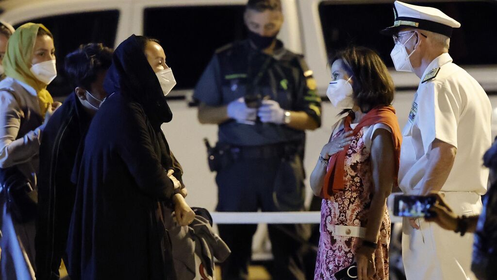 Llegan 177 personas a bordo desde Afganistán