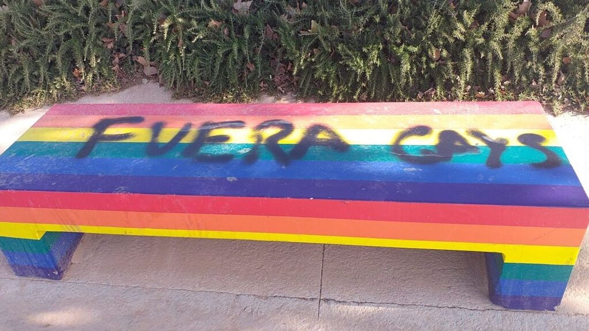 Seis detenidos por agresión homófoba en Jaén: desnudan, tiran a una fuente y orinan sobre la víctima Seis detenidos por agresión homófoba en Jaén: desnudan, tiran a una fuente y orinan sobre la víctima