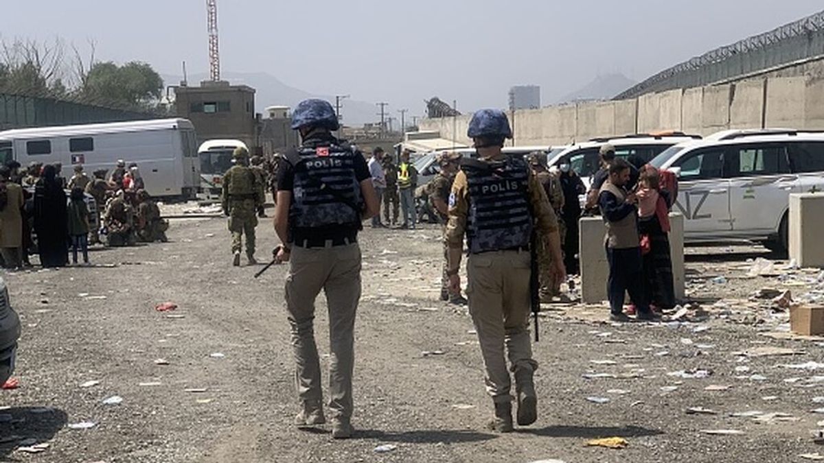 Afganistán: aumenta el número de muertos en el aeropuerto de Kabul y Biden dice que la evacuación es "dolorosa"