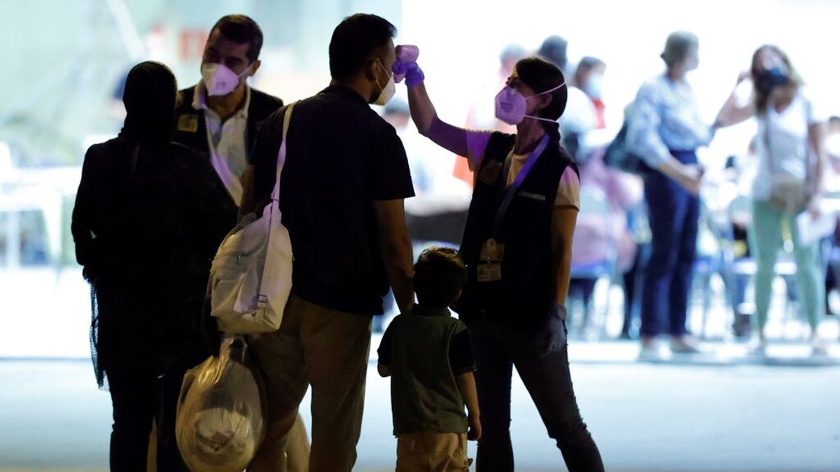 Una familia de refugiados afganos llega a la base de Torrejón de Ardoz Una familia de refugiados afganos llega a la base de Torrejón de Ardoz