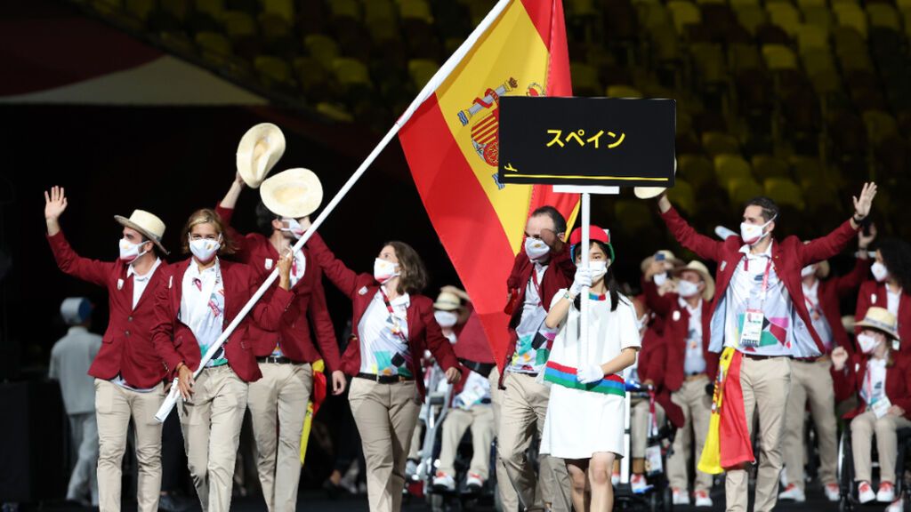 Miembros del equipo paralímpico español en la ceremonia inaugural con Michelle Alonso y Ricardo Ten como abanderados