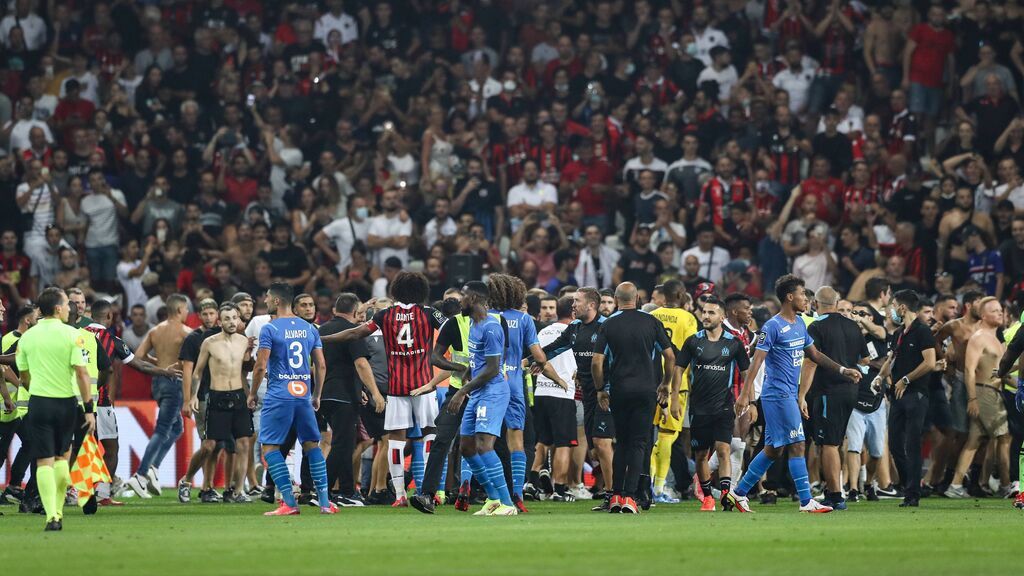 Un grupo de radicales del Niza saltaron al césped a pegar a los jugadores del Marsella.