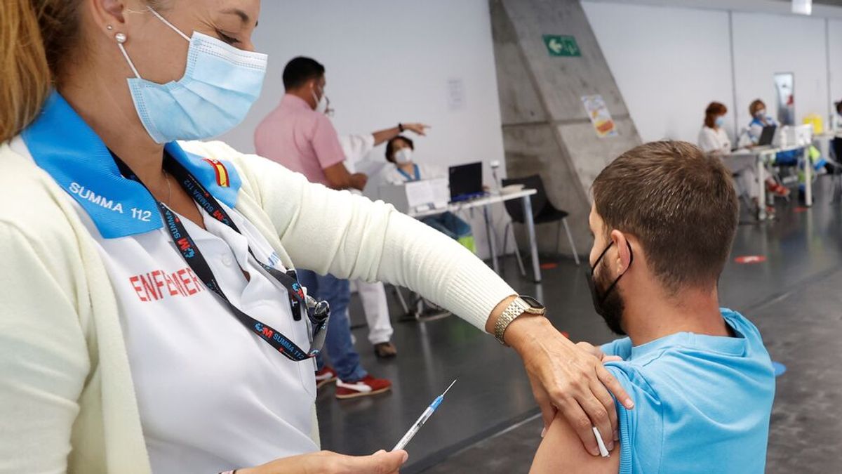 Sanidad y las comunidades debatirán la tercera dosis mientras la EMA decide si aprobarla Sanidad y las comunidades debatirán la tercera dosis mientras la EMA decide si aprobarla