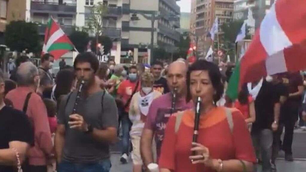 Decenas de personas reciben con aplausos y música al preso de ETA Agustín Almaraz