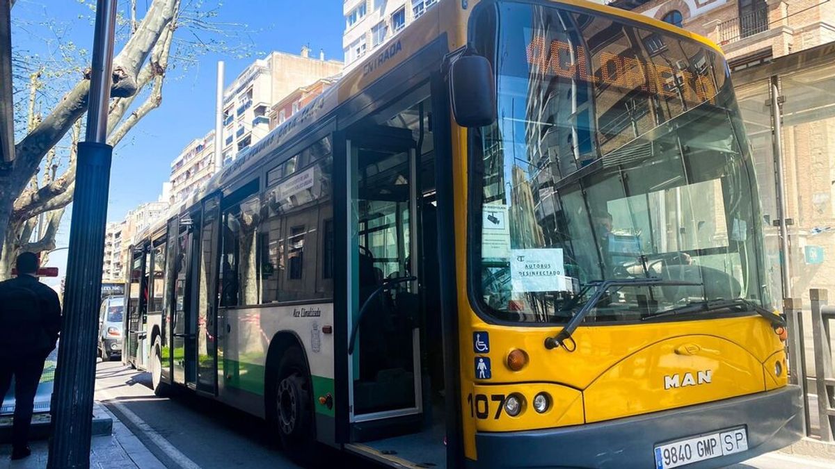 Los autobuses urbanos dejan de prestar servicio después de que la plantilla se niegue a trabajar sin cobrar Los autobuses urbanos dejan de prestar servicio después de que la plantilla se niegue a trabajar sin cobrar