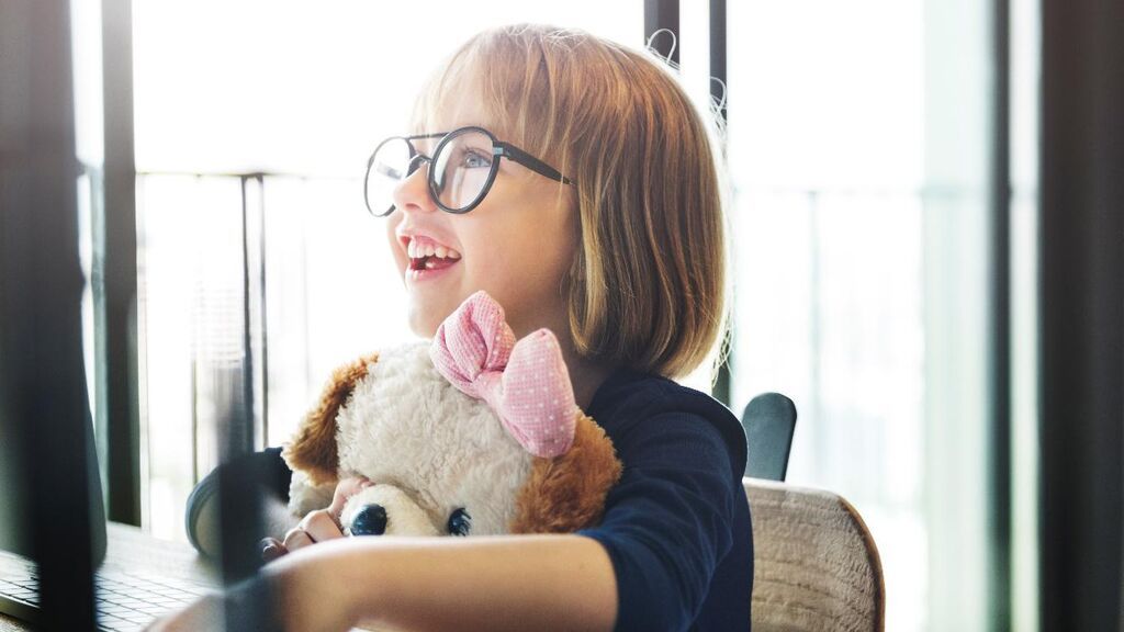 ¿Tu hijo no quiere llevar gafas? Estos son los consejos para hacerle más llevadera y fácil esta decisión.