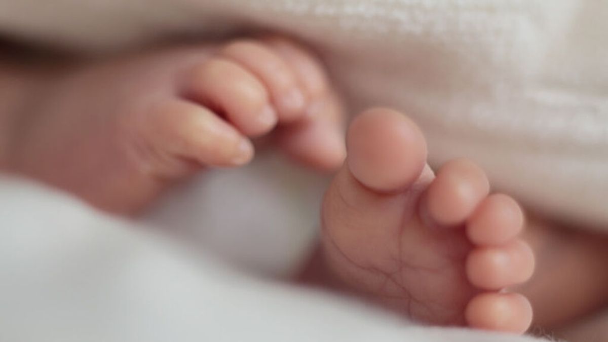 Los pies de un bebé en una imagen de archivo