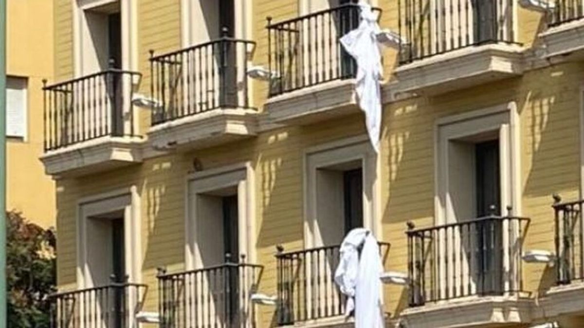 Un hombre cae desde el balcón de una tercera planta de un hotel de Sevilla cuando intentaba escapar