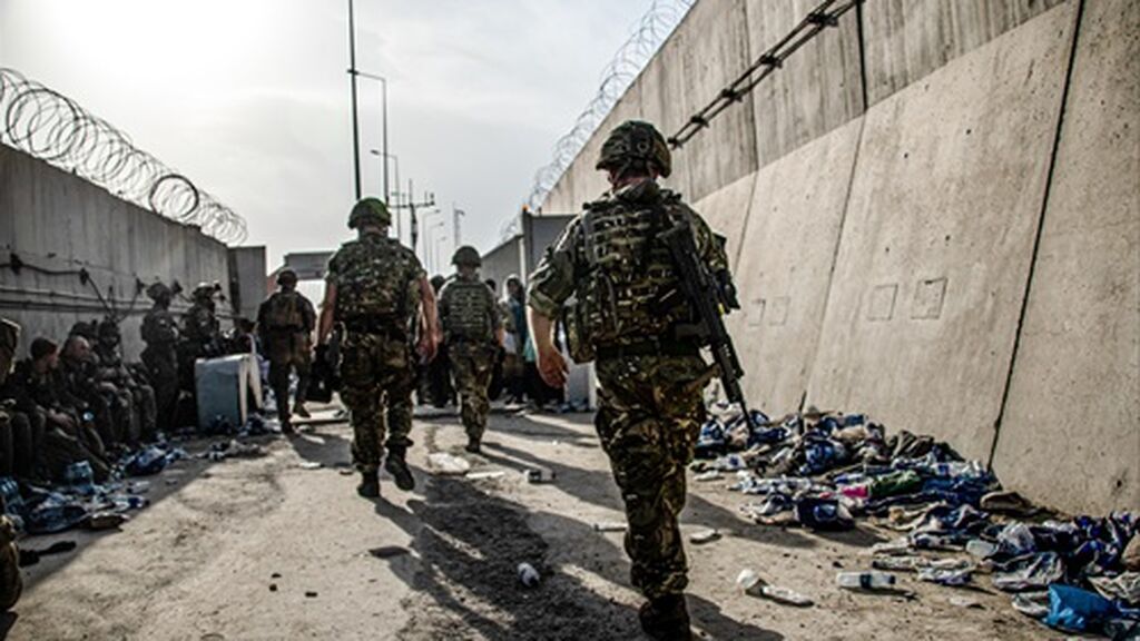 Caos en el aeropuerto de Kabul a la espera de la decisión de EE.UU. de prorrogar las evacuaciones