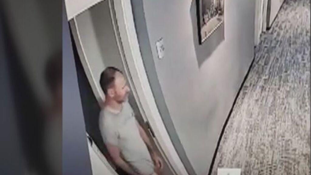 Imágenes grabadas por las cámaras de seguridad del hotel en las que se ve huir al padre del niño asesinado