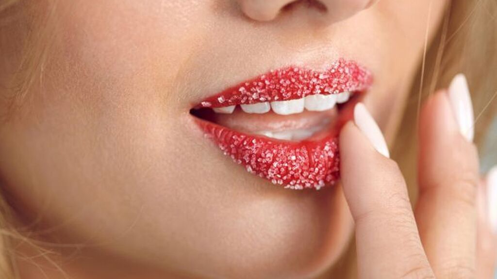 Podrás exfoliar los labios con azúcar moreno y limón.