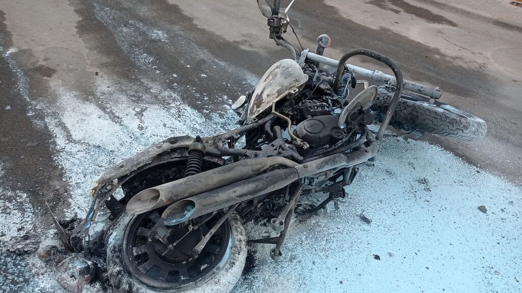 Imagen de la motocicleta quemada en La Puebla de Cazalla (Sevilla)