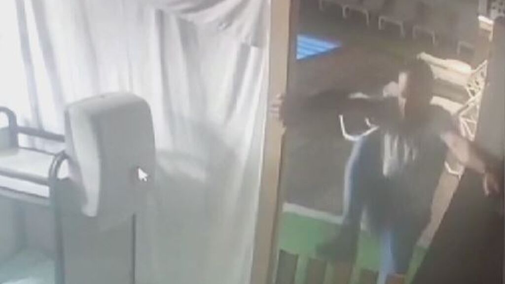 Las cámaras de seguridad grabaron la huida del hombre buscado por la muerte de su hijo en un hotel de Barcelona