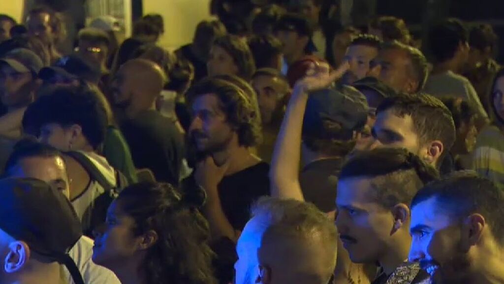 Multitudinaria fiesta en el barrio de Sants: "tenemos que divertirnos"