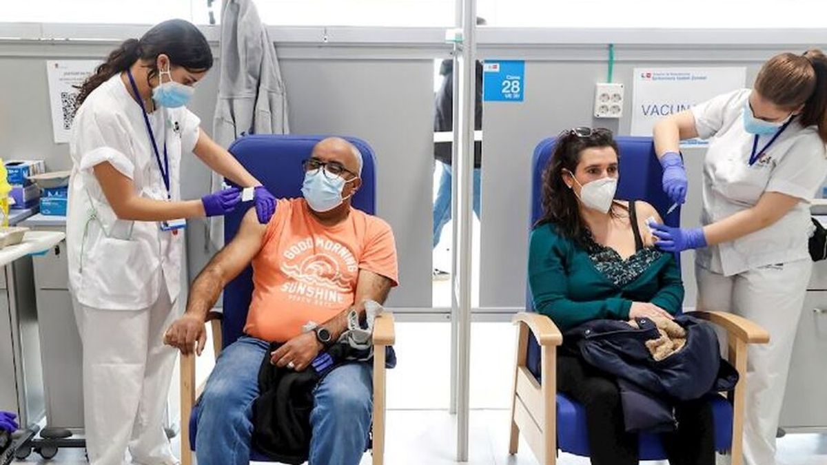 Última hora del coronavirus:  Sanidad y Comunidades deciden sobre la administración de la tercera dosis