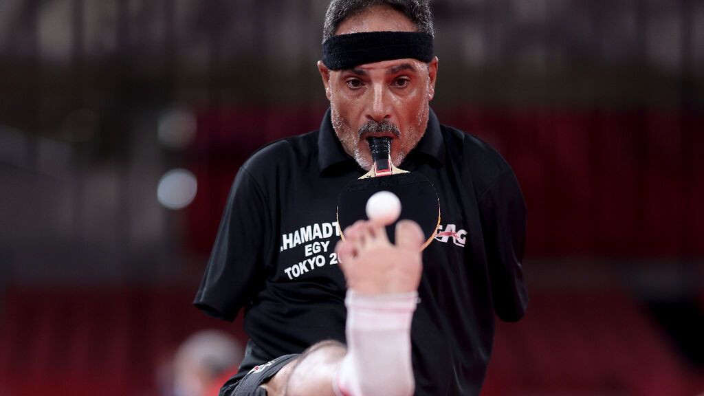 Hamadtou, haciendo el saque con los pies