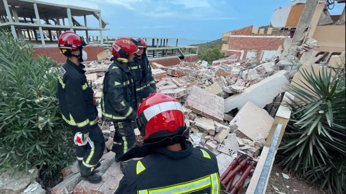 Trabajo contra el reloj en Peñíscola para rescatar a los dos atrapados en el derrumbe de un edificio Trabajo contra el reloj en Peñíscola para rescatar a los dos atrapados en el derrumbe de un edificio