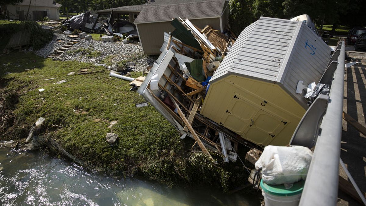 Muere ahogada mientras emitía en directo las inundaciones de Tennessee Muere ahogada mientras emitía en directo las inundaciones de Tennessee