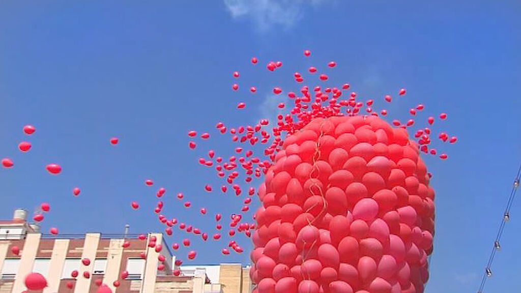 Buñol homenajea a la Tomatina lanzando 2.000 globos rojos biodegradables