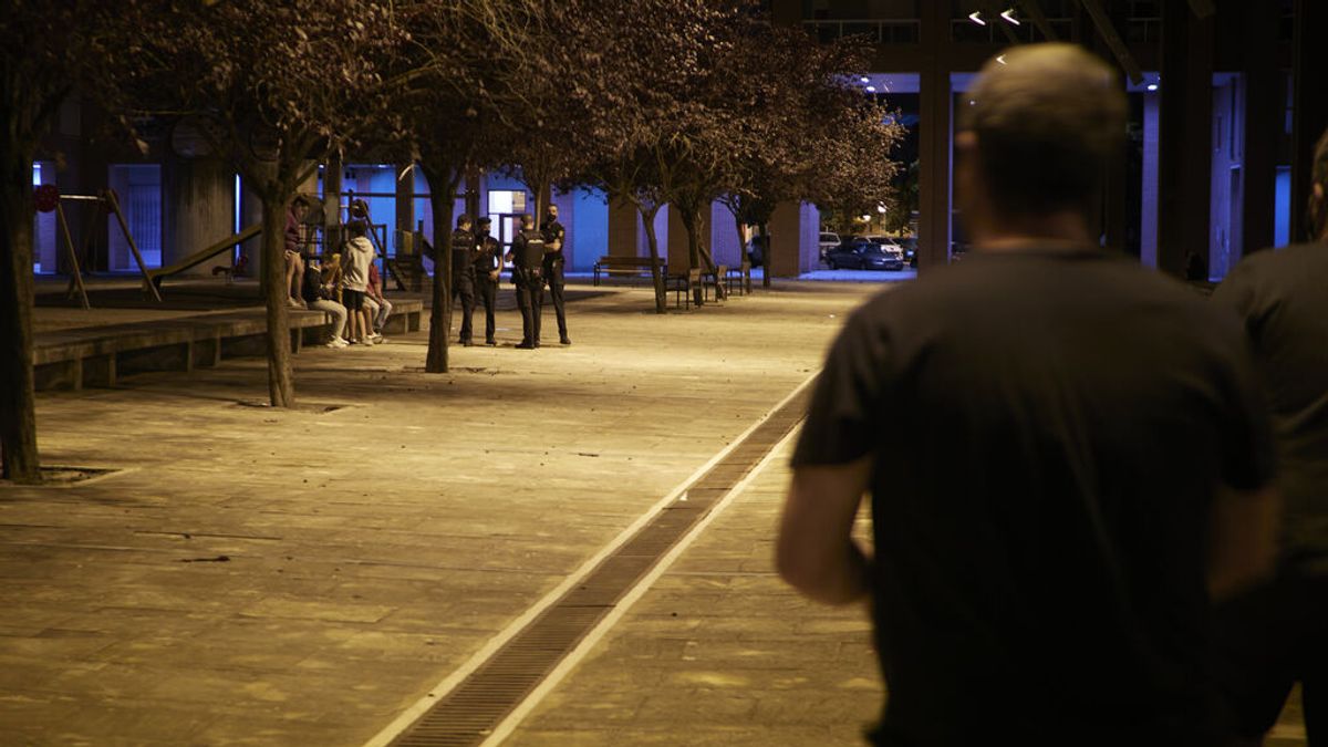Agentes de policía vigilan las calles en Navarra Agentes de policía vigilan las calles en Navarra