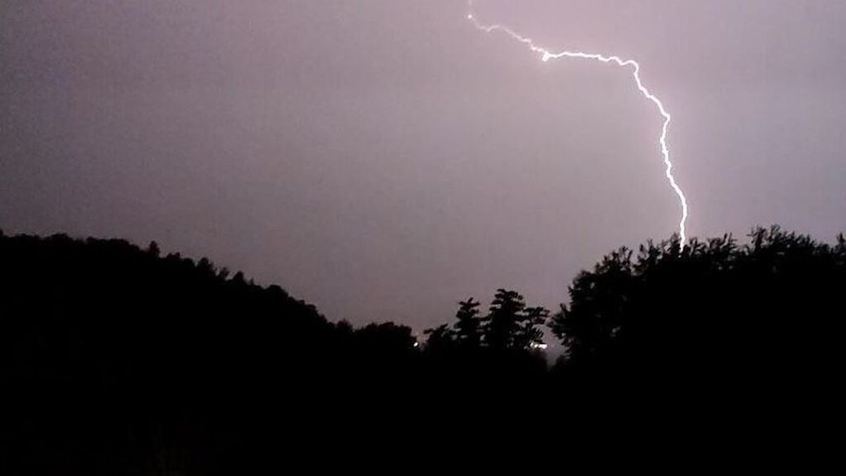 La alerta amarilla por fuertes lluvias y granizo en Valencia y Castellón compromete la 'plantà' de las fallas La alerta amarilla por fuertes lluvias y granizo en Valencia y Castellón compromete la 'plantà' de las fallas