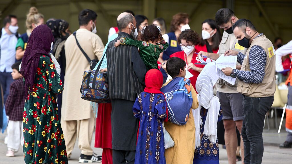 EuropaPress_3897634_varios_refugiados_afganos_llegan_base_aerea_torrejon_ardoz_24_agosto_2021