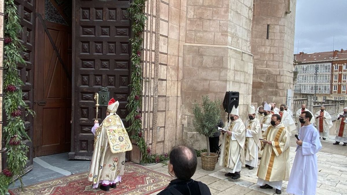 Fidel Herráez, arzobispo de Burgos, abriendo la Puerta del Perdón de la Catedral de Burgos para inaugurar el Año Jubilar Fidel Herráez, arzobispo de Burgos, abriendo la Puerta del Perdón de la Catedral de Burgos para inaugurar el Año Jubilar