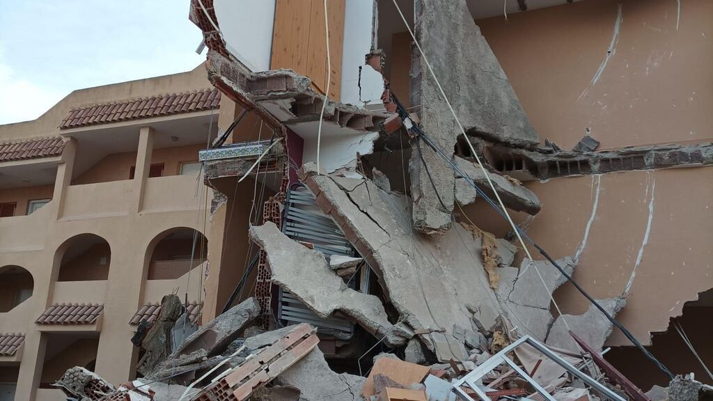 Un edificio de tres plantas se derrumba en Peñíscola, Castellón: hay varias personas atrapadas en el interior