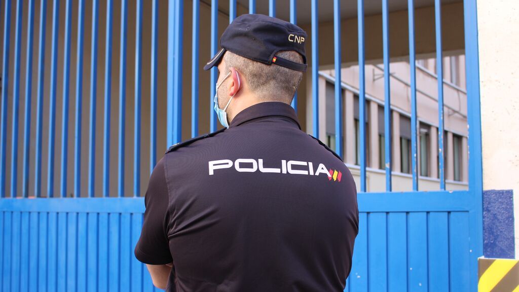 Un agente de la Policía Nacional durante una operación