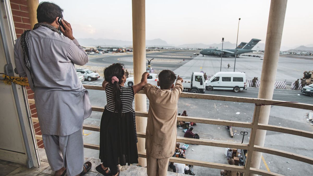 "Hasta 40 dólares por una botella de agua": la desesperada situación en el aeropuerto de Kabul