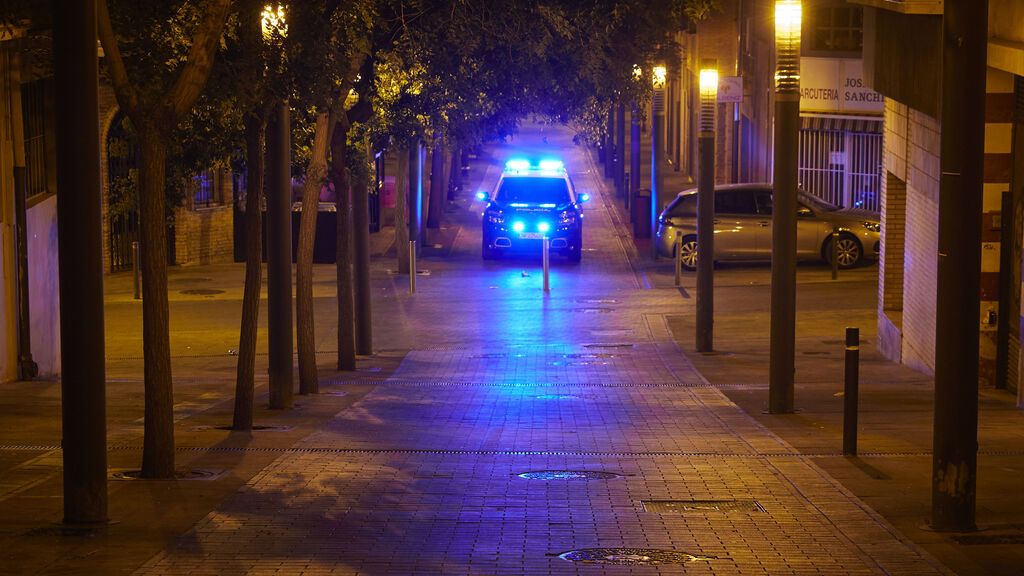 EuropaPress_3852085_coche_policia_nacional_patrulla_ciudad_pamplona_primera_noche_entrada_vigor